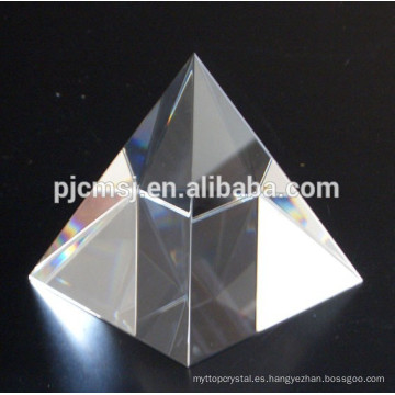 Pisapapeles de cristal claro de la forma de la pirámide para los regalos de la promoción con personalizar